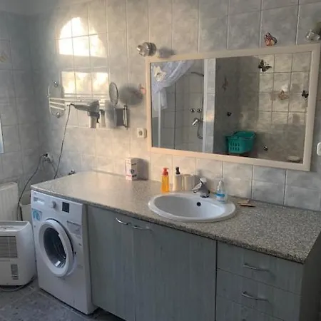 - Csendes, Kenyelmes Csaladi Haz